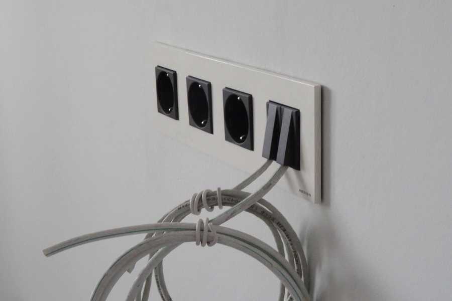 Как правильно провести кабель сквозь стену