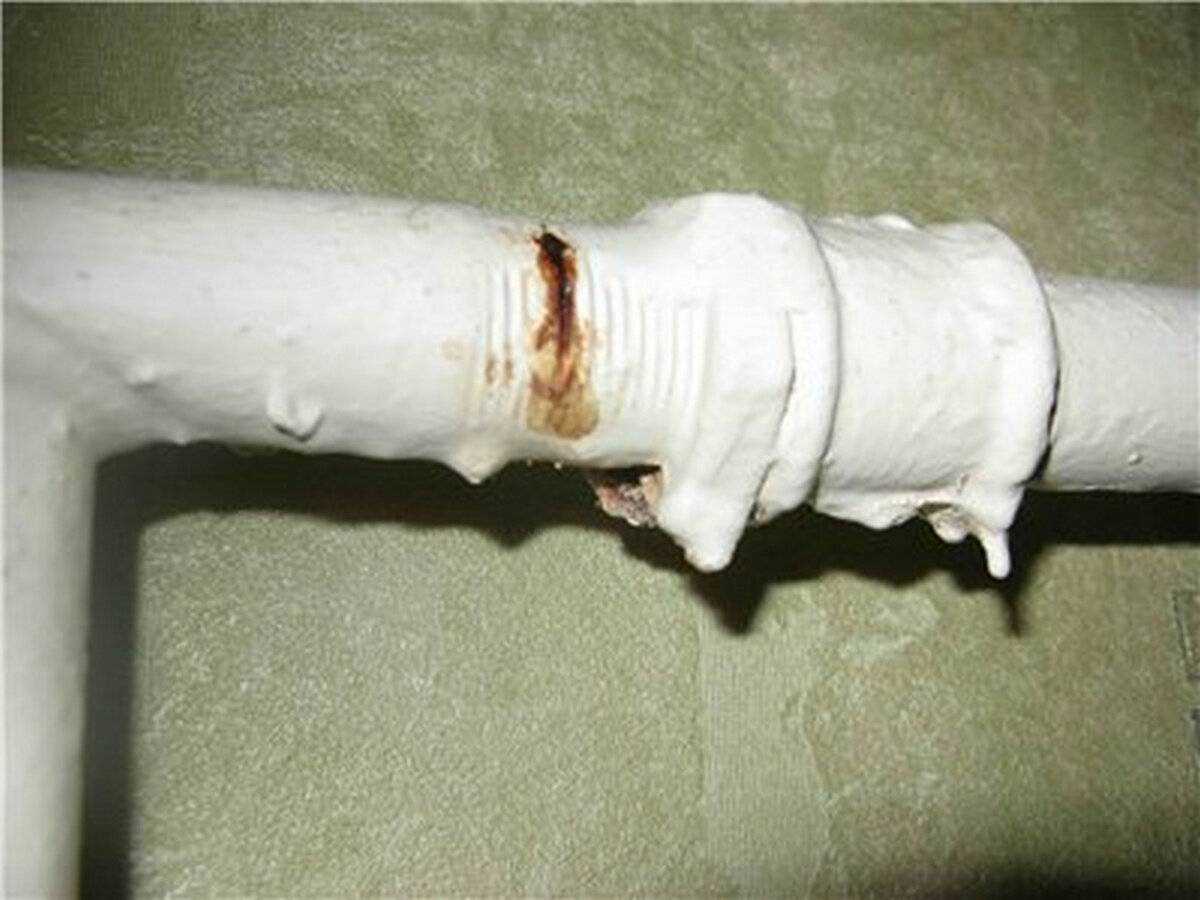 Подтекает соединение труб. Подтекает полипропиленовая муфта. Протечка трубы отопления. Капает труба отопления. Подтекает труба отопления.