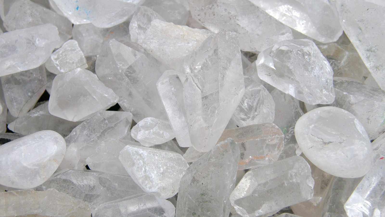 Греческое название камня. Белый кварц камень. Пылевидный кварц камень. Непрозрачный белый кварц. Речной кварц камень.