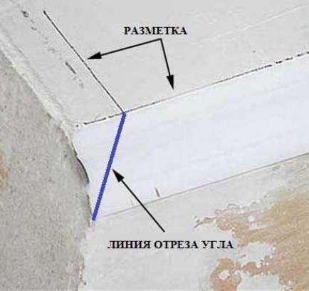 Как вырезать угол на потолочном плинтусе из пенопласта фото пошагово в домашних условиях
