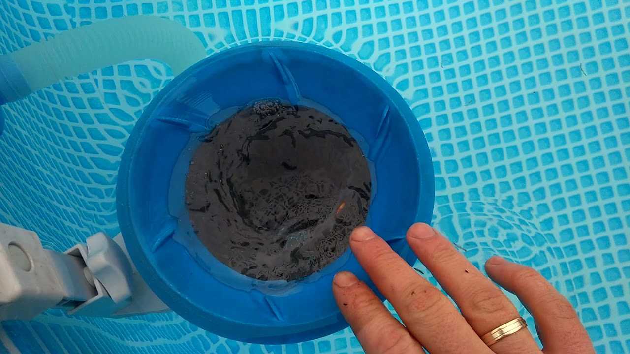 Как за одну минуту почистить стенки бассейна от грязи, не сливая воду