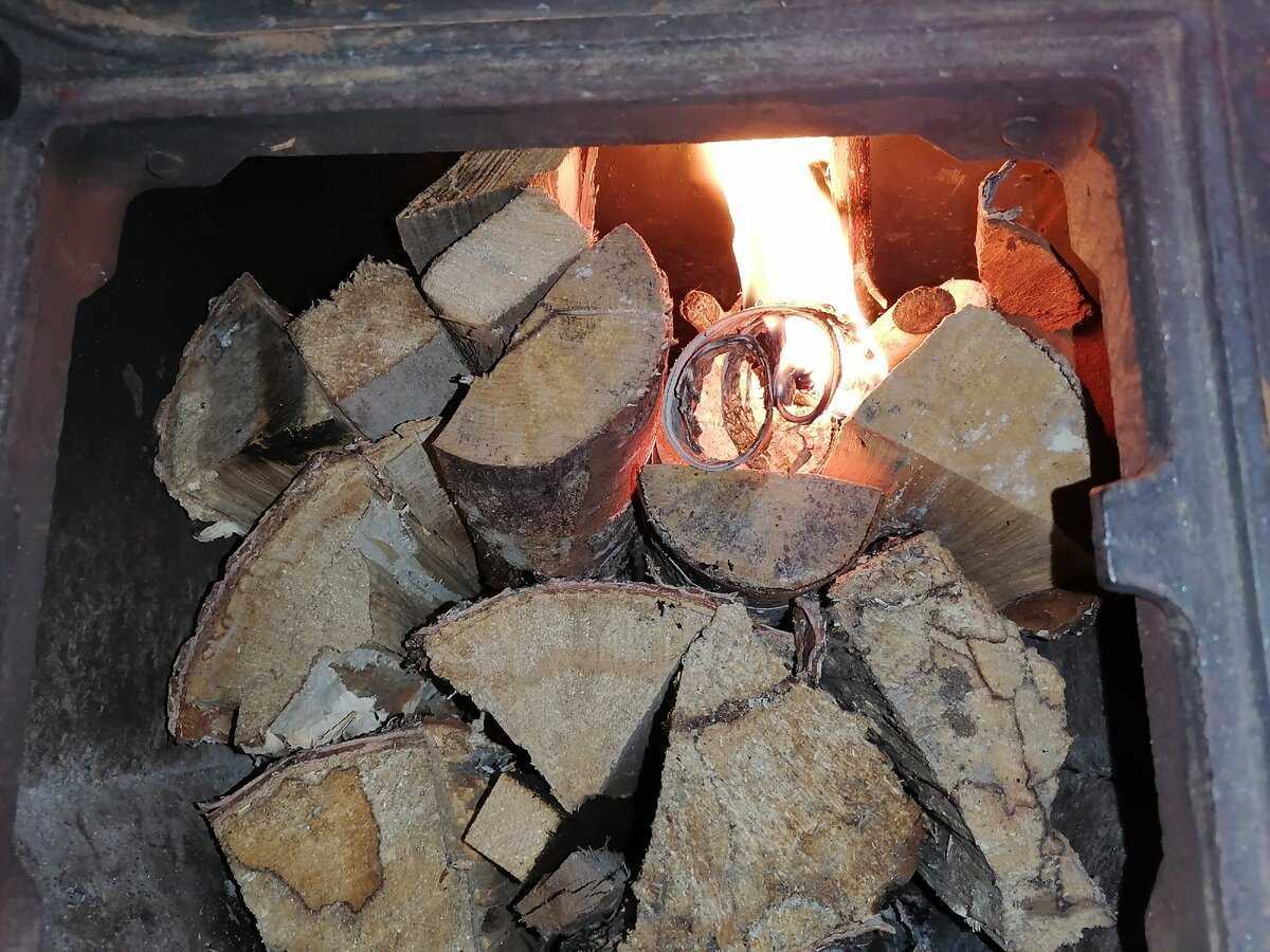 Чем топить печь. Непрогоревшие дрова в печи. Печка на дровах. Закладка дров в печь для длительного горения. Класть дрова в печь.