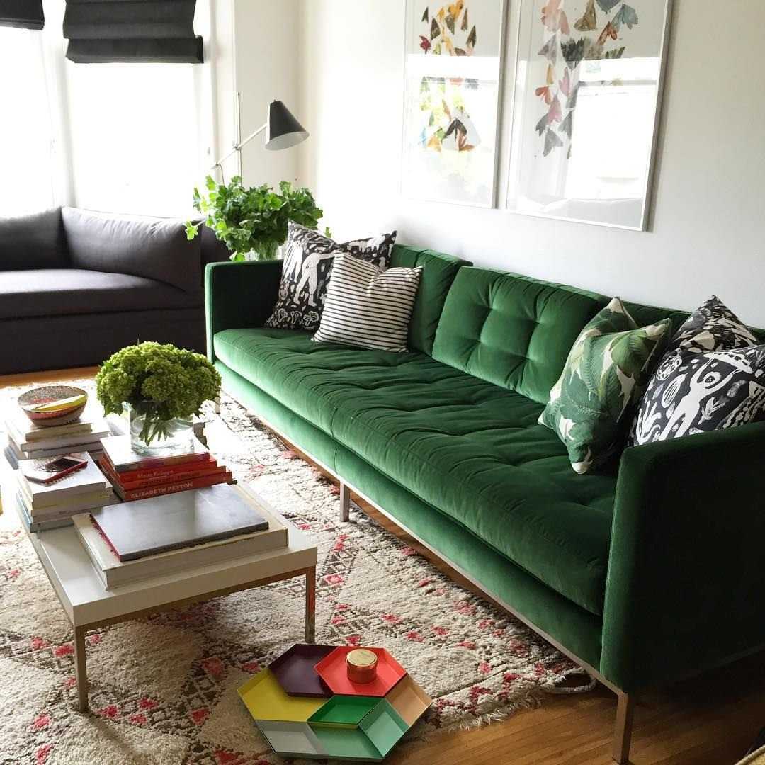 Интерьер гостиной с зеленым диваном фото