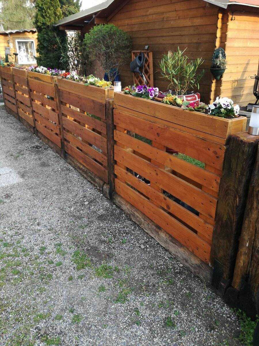 Забор из деревянных поддонов
