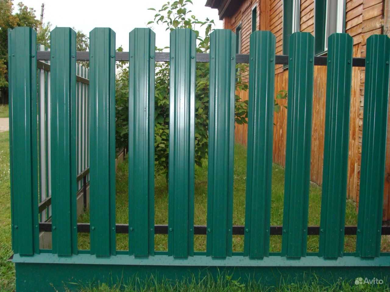 Кованые заборы — варианты красивых оформлений и конструкций металлических оград (95 фото)