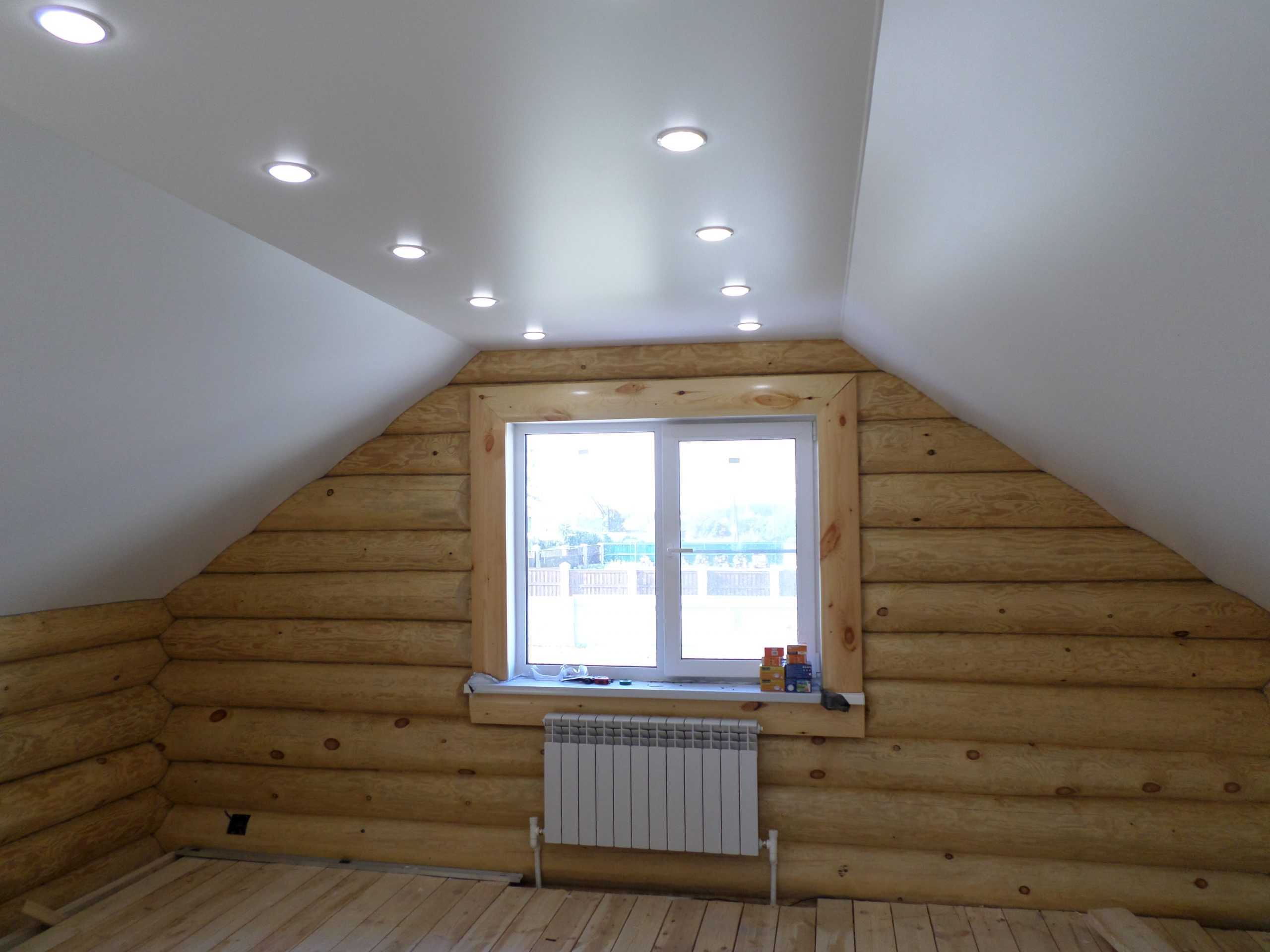 Натяжной потолок в деревянном доме (39 фото): плюсы и минусы потолочных пок...