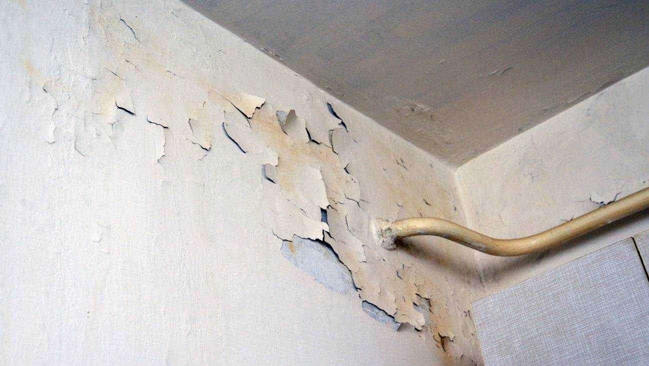 Трещины на стенах в квартире. Отслоение штукатурки. Дефекты стен. Трещины на штукатурке. Осыпавшаяся штукатурка.