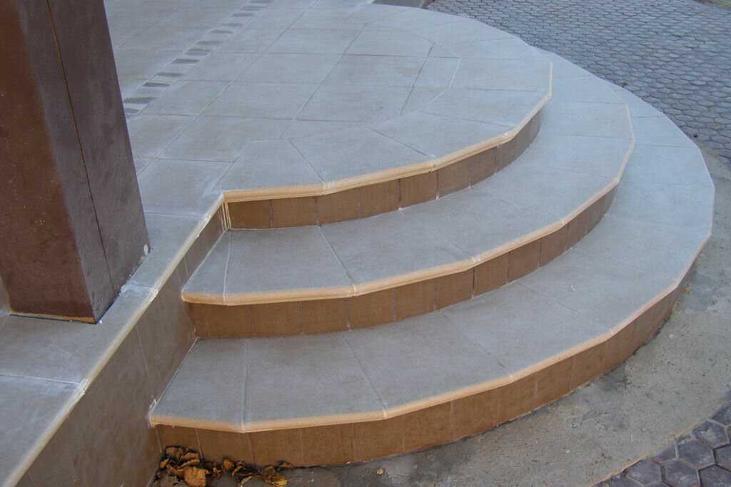 Плитку полукругом. Входная лестница сбоку из опалубки. Ступеньки для крыльца. Круглые ступени для крыльца. Ступеньки из бетона.
