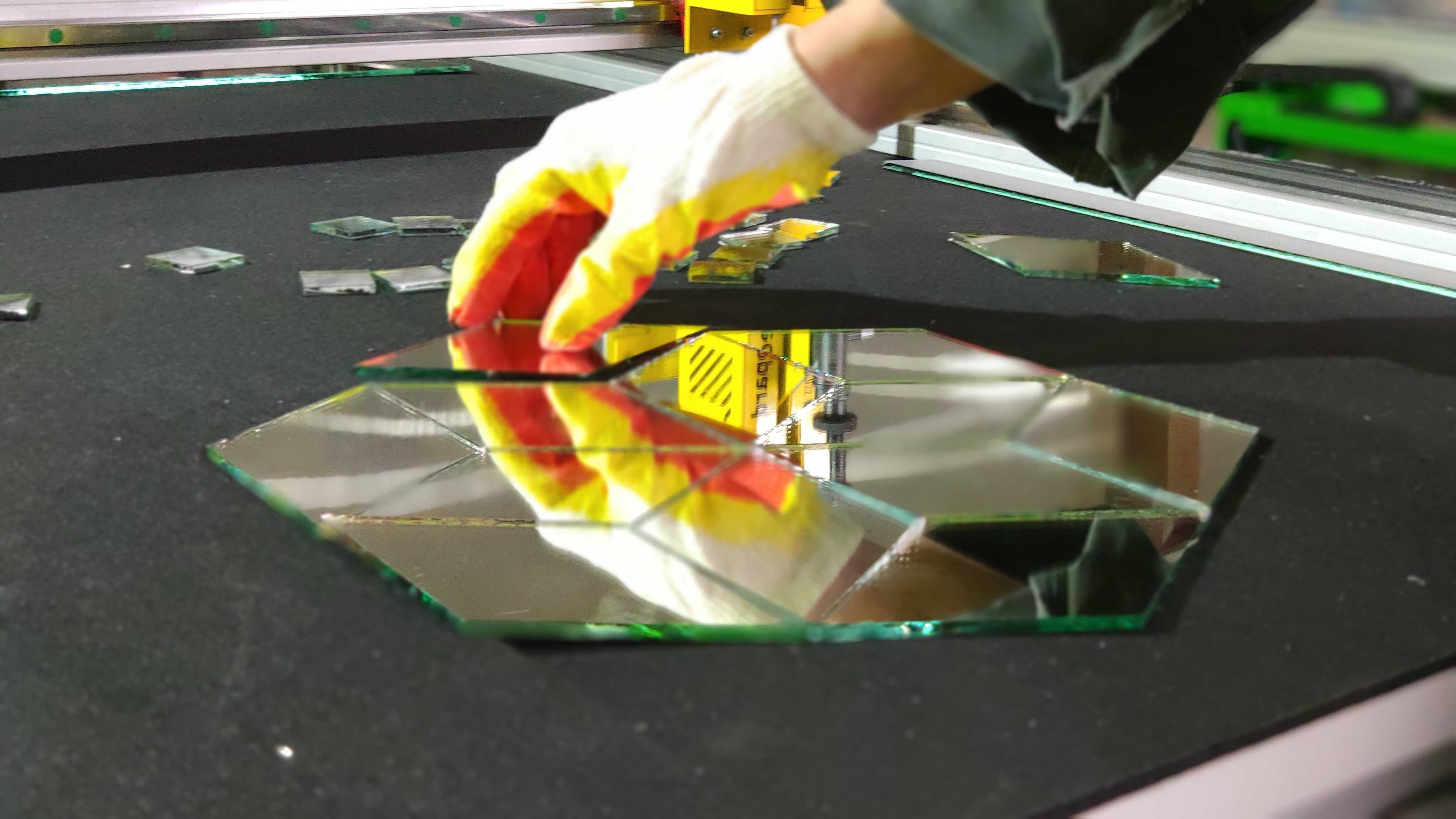 Как правильно резать стекло стеклорезом: видео и советы