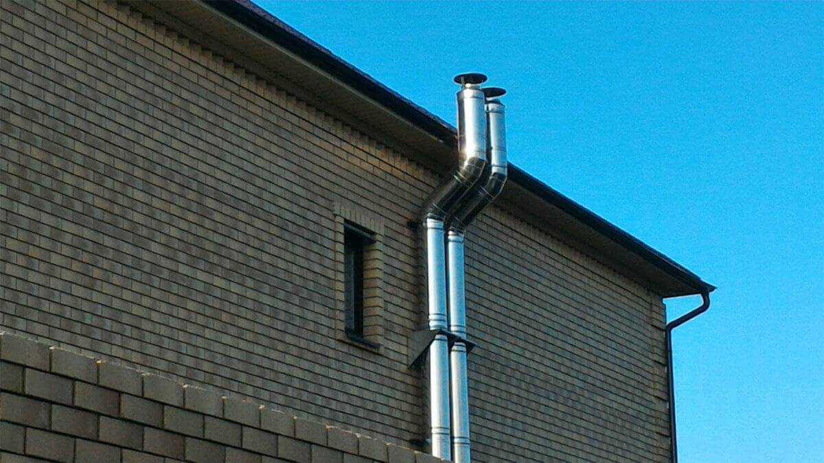 Вентиляционная труба на доме. Вентканал для газового котла 150 мм. Конденсатоотвод для вентиляционной трубы 100. Наружные вентиляционные трубы. Вентиляционная труба по фасаду.