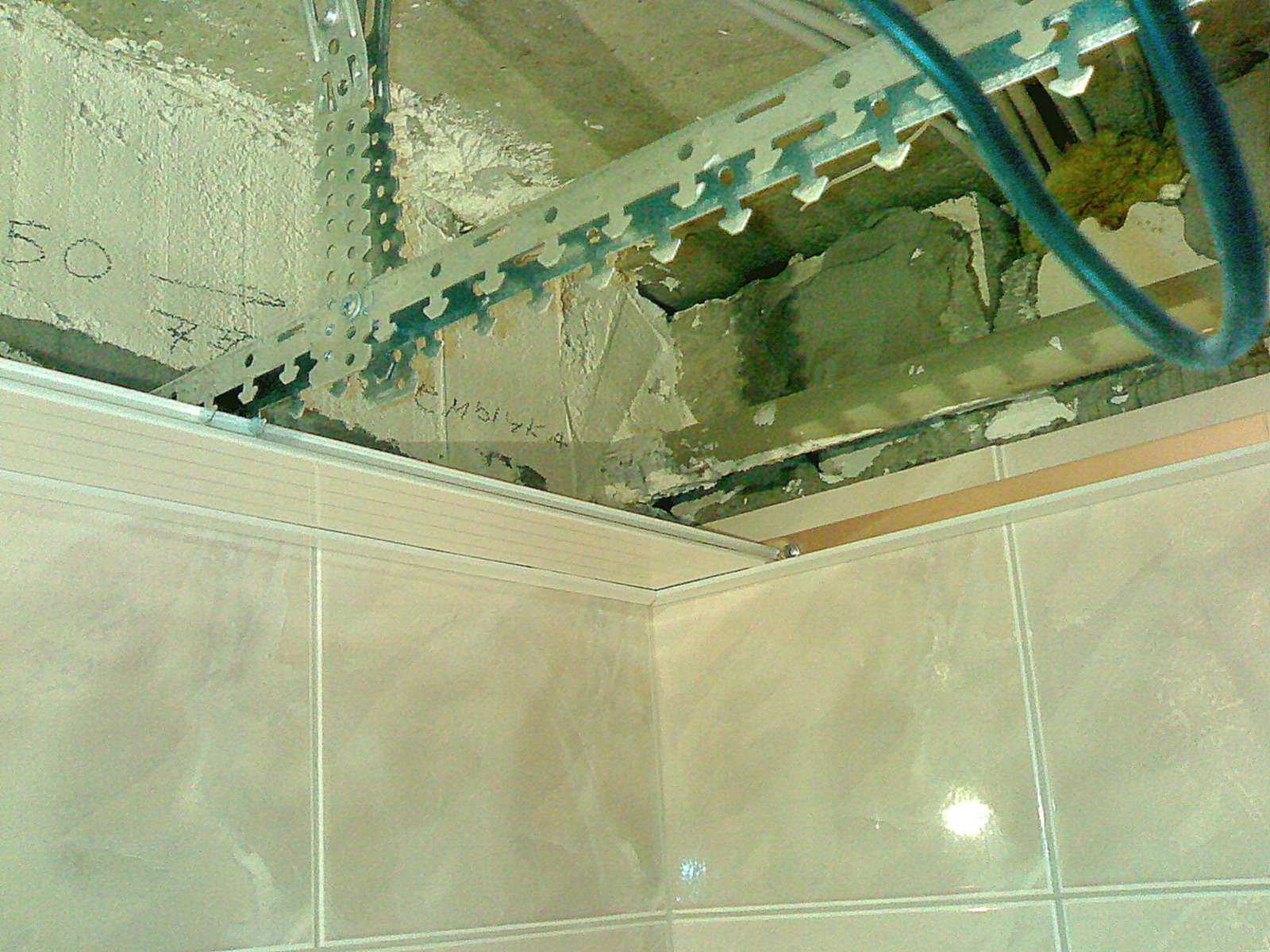 Реечный потолок в ванной: виды и монтаж своими руками