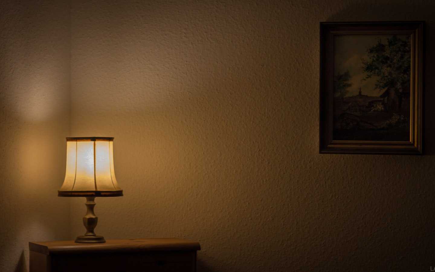 Тусклое освещение в комнате