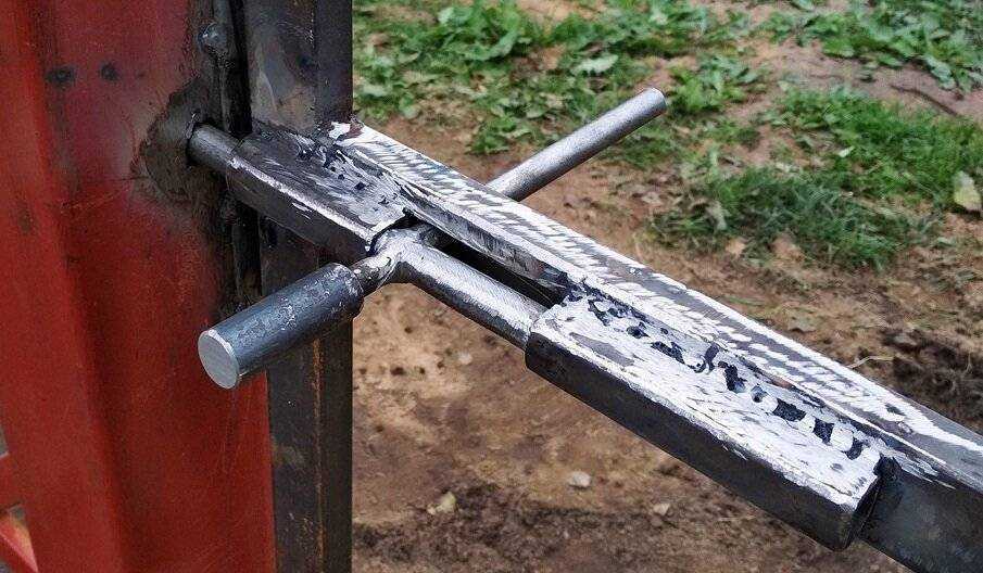 Запоры для гаражных ворот своими руками: виды, как сделать с запоры с поджимом, схемы шпингалетов