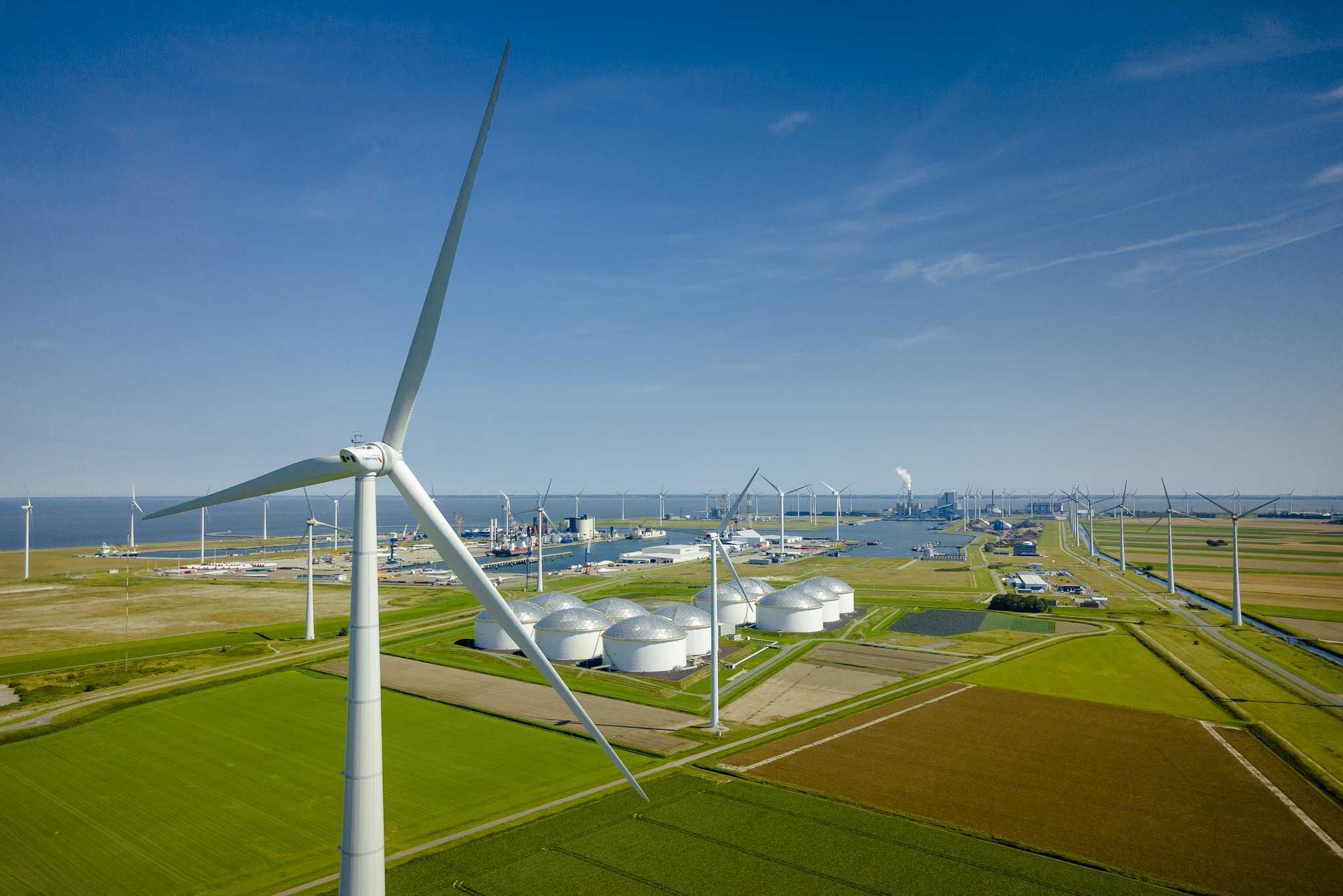 Использование ветра как альтернативного источника энергии: виды, проблемы и возможности ветрогенераторных установок