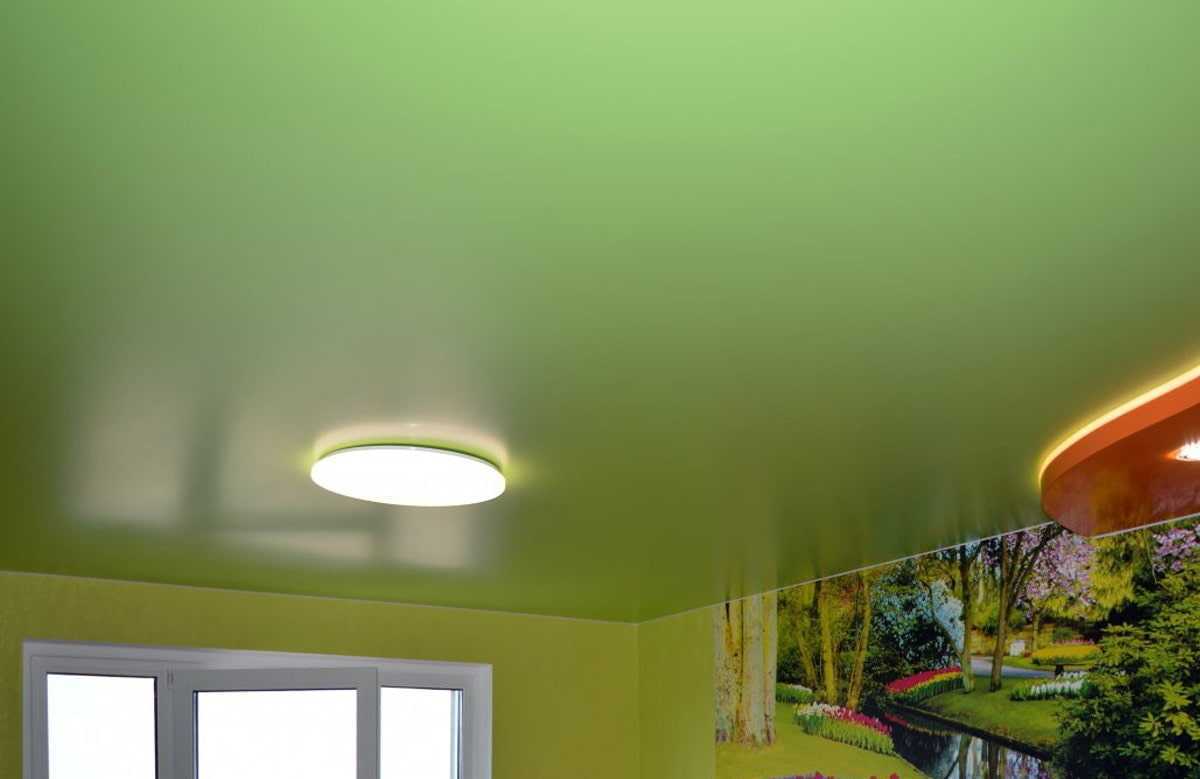 Зеленый натяжной потолок в интерьере (глянцевый и сатиновый)